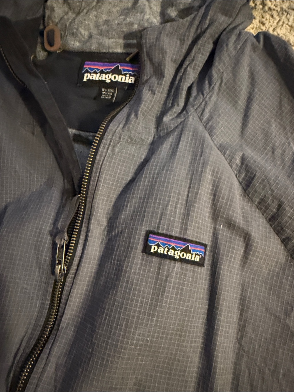 Patagonia Men's or Women’s Lightweight Hooded Jacket in Charcoal Gray - Picture 3 of 6